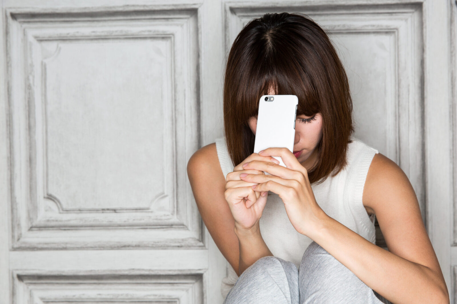 スマホを見つめる女性